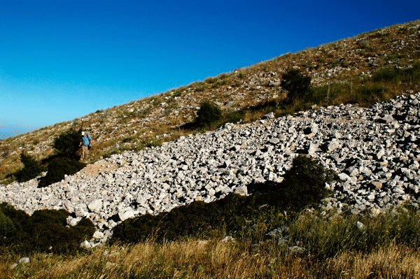 Scree band near base of ash altar summit.